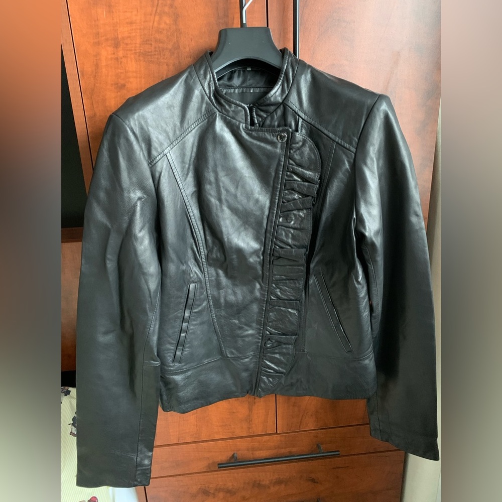 NWOT Women’s Tahari Ruffle Lambskin leather jacket / Black /Small